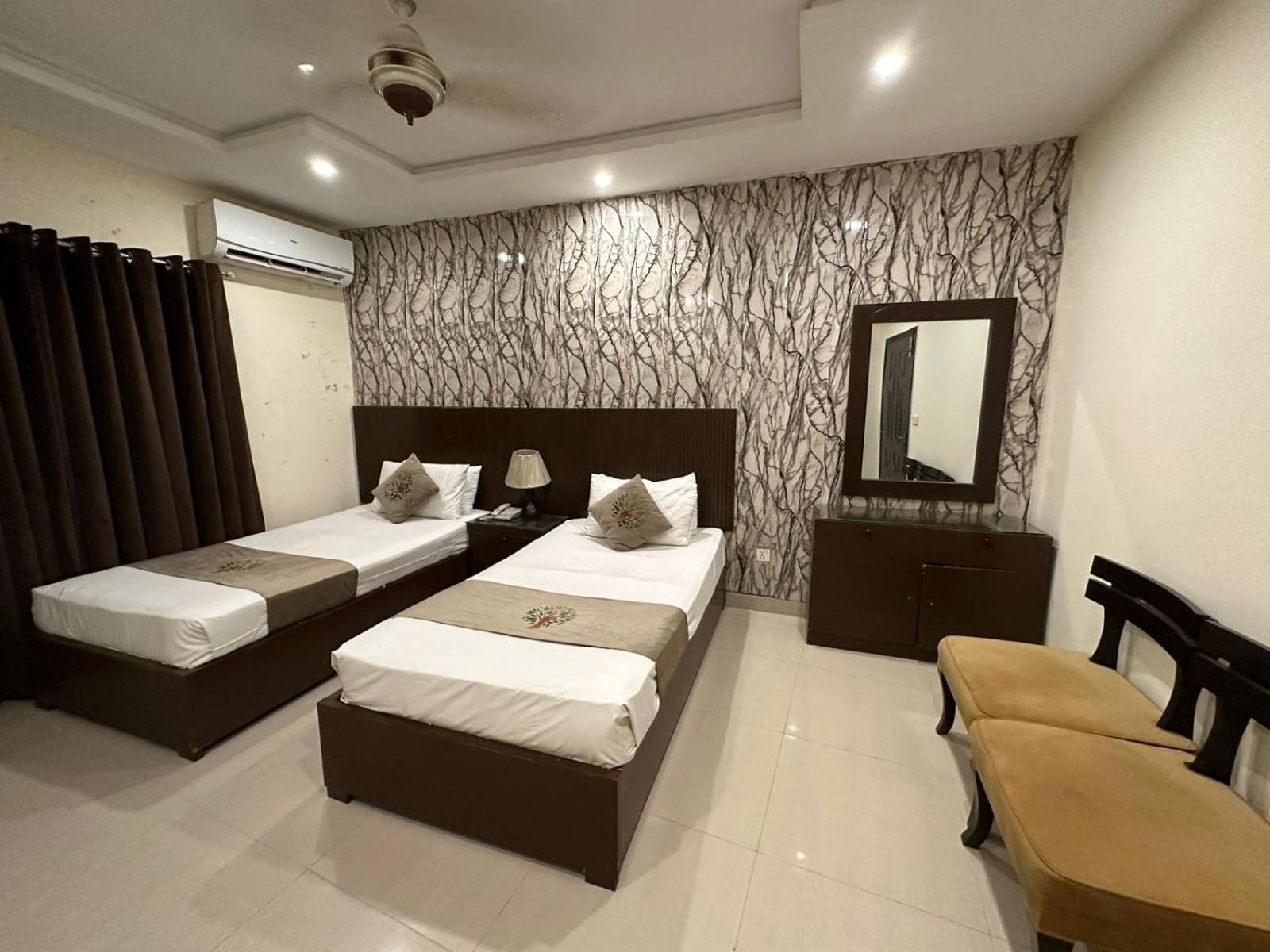 Hotel Green Fort Gulberg Лахор Екстер'єр фото