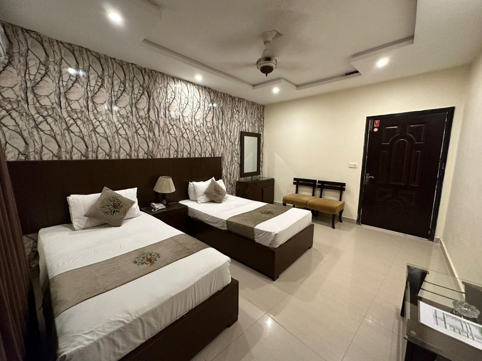 Hotel Green Fort Gulberg Лахор Екстер'єр фото