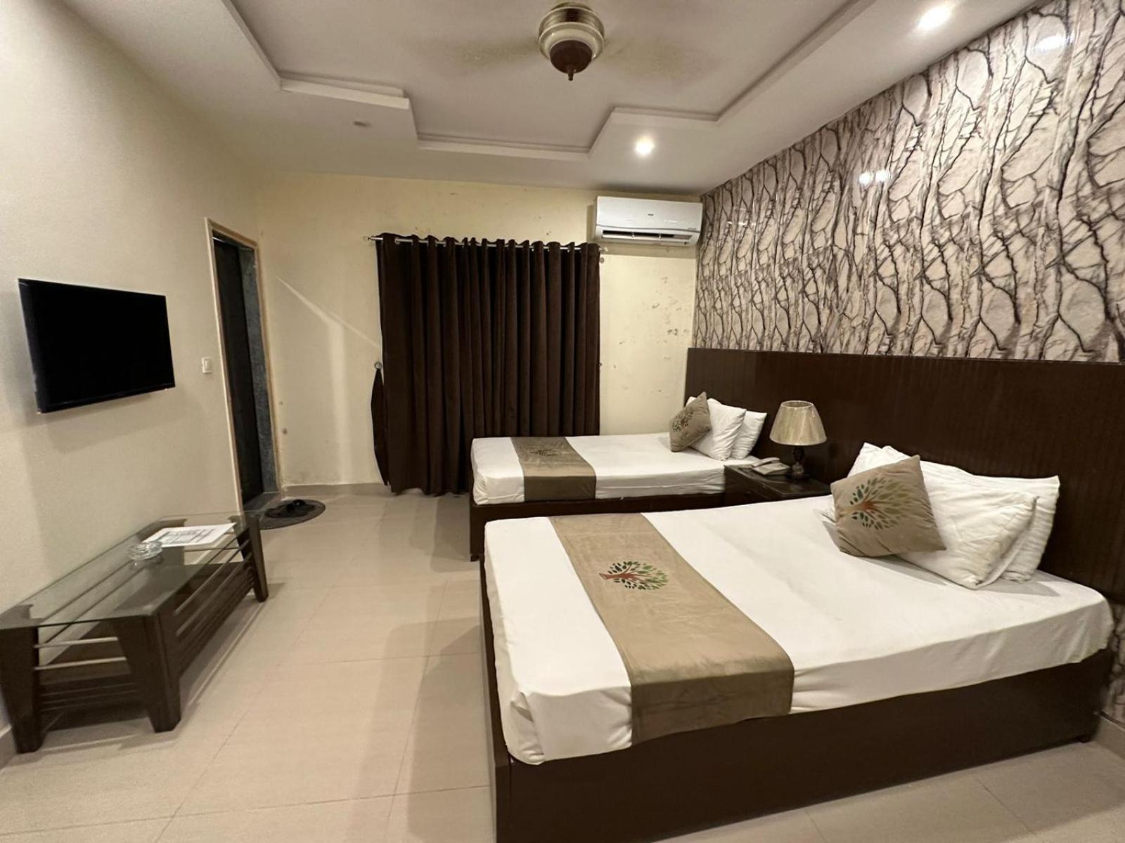 Hotel Green Fort Gulberg Лахор Екстер'єр фото