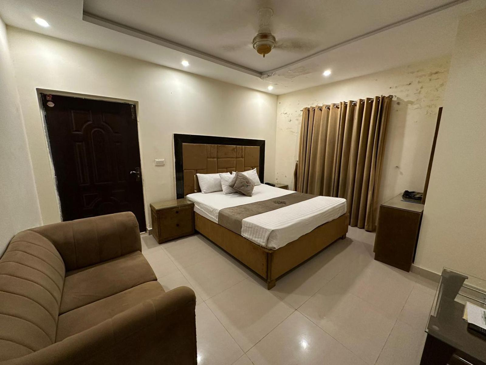 Hotel Green Fort Gulberg Лахор Екстер'єр фото